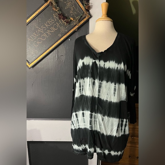 Unique tie dye top. (Inventory tub #1). - Picture 3 of 6